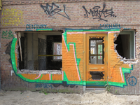 829915 Gezicht op de voorgevel van het pand Tomaatstraat 37 te Utrecht, dat gesloopt wordt. De gevel staat vol graffiti.